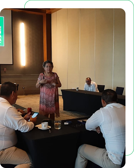 Persona impartiendo curso de certificación Moderniza a empleados del sector turístico en capacitación empresarial.